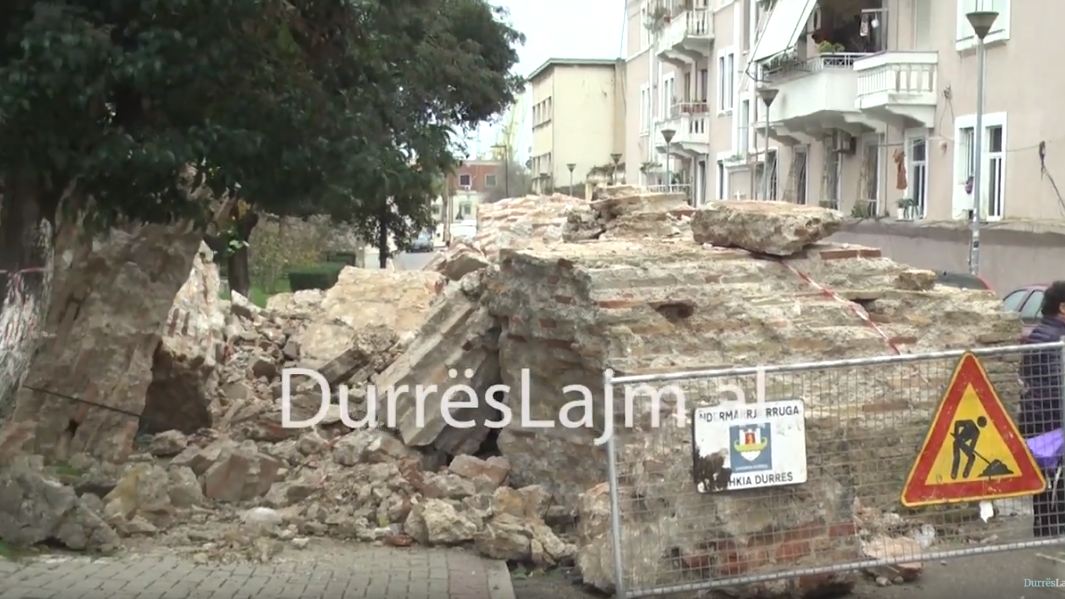 Nuk i rezistoi tërmetit, muri i shembur i kalasë së Durrësit ende në rrugë (VIDEO)
