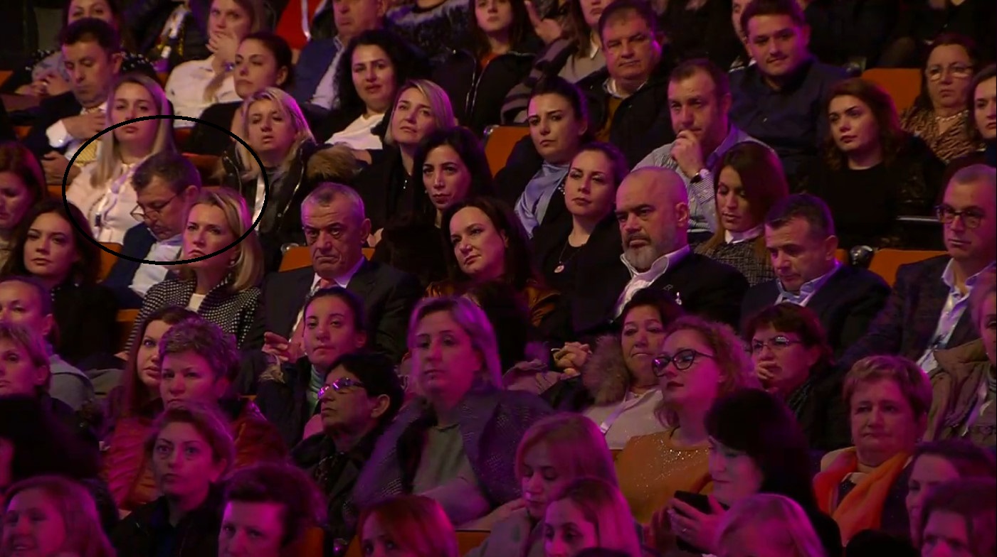 Vangjush Dako në Kongresin e PS, nuk i ndahet telefonit