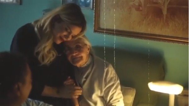 “U prefsh në paqe Nëna Mija!” Postimi i Rezarta Shkurtës për Nexhmije Hoxhën