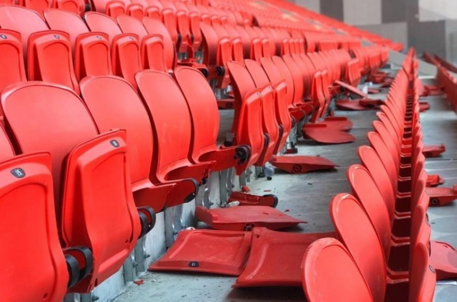 Shkatërrimi i stolave në stadium, prangosen 3 persona, në kërkim 9 të tjerë