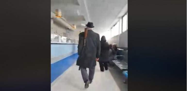 Denoncimi/ “I moshuari futet me armë gjahu në bashki” (VIDEO)