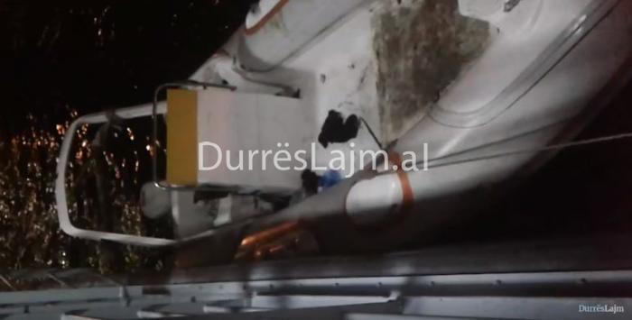 Skafi u ça në det, çfarë thanë para policisë klandestinët që u shpëtuan, skafisti kyç gojën