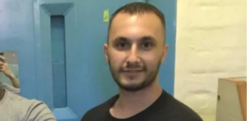 EMRI/ Shqiptari poston vazhdimisht foto nga qelia, kthehet në shqetësim