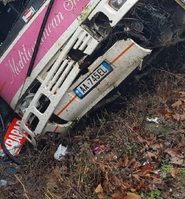 Shmangu fëmijën, autobusi del nga rruga e përfundon në kanal