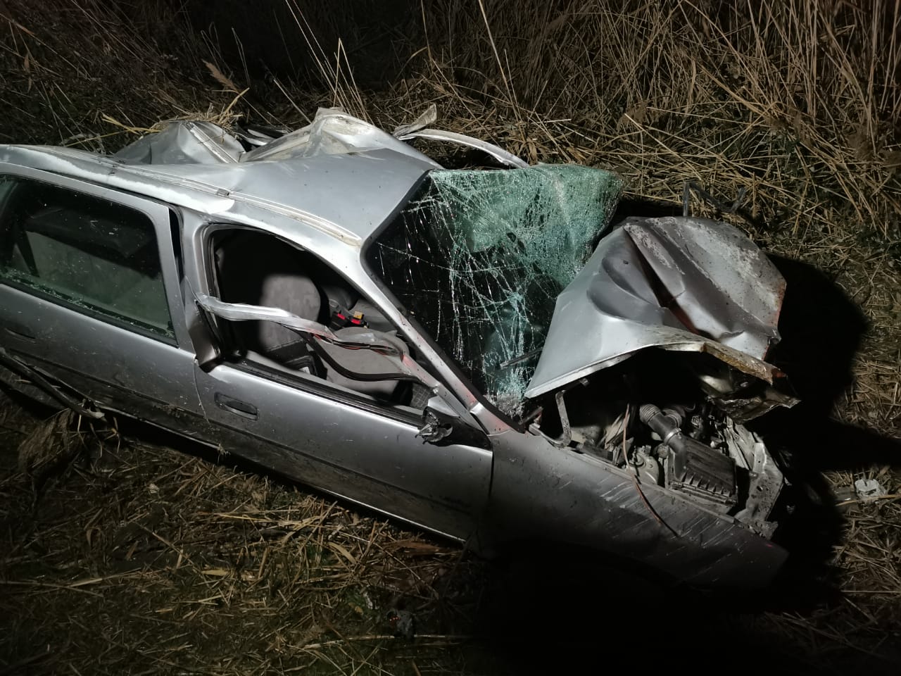 Makina përplaset dhe përfundon në kanal, shoferi në gjendje të rëndë (FOTO)