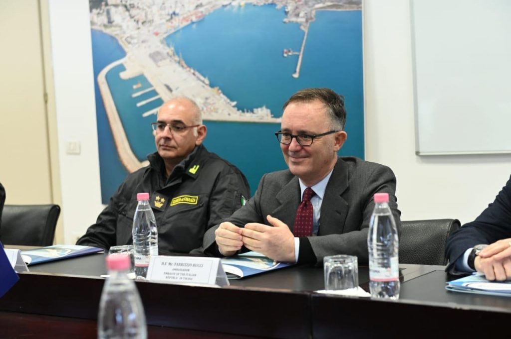 Ambasadori italian viziton për herë të parë portin e Durrësit (FOTO)