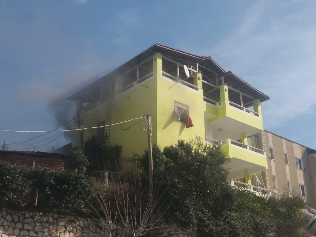 Zjarr në një vilë 4-katëshe në Berat, jetonte një çift i moshuar