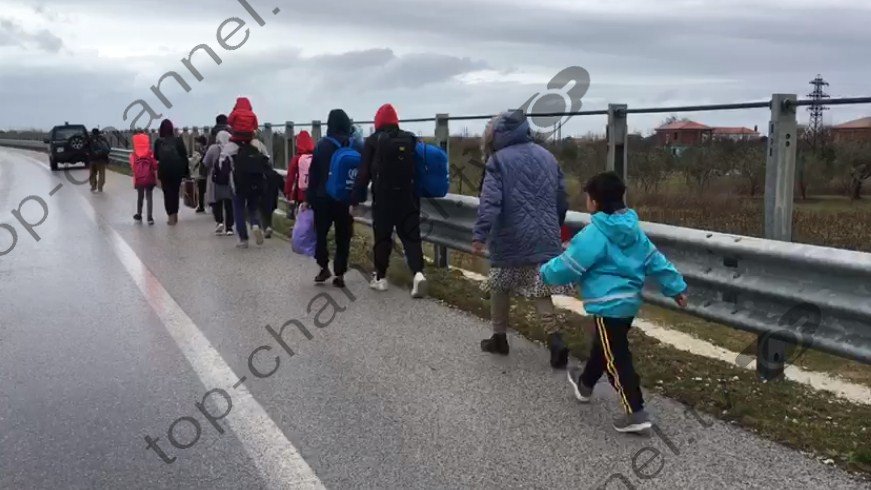 Kishin paguar 700 € për të shkuar në Shkodër, refugjatët lihen në mes të autostradës Vlorë-Fier
