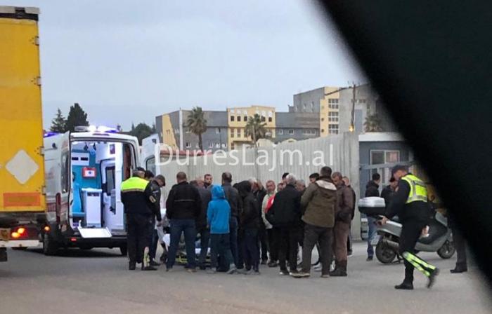 Aksident në Durrës, makina përplaset me motorin, ka të plagosur (VIDEO)