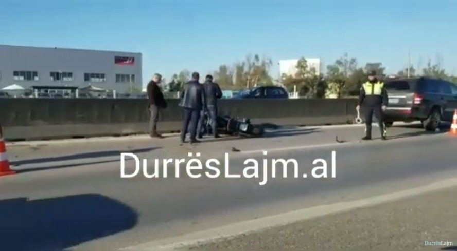 Aksident në autostradë, automjeti përplaset me motorin. Një i plagosur (VIDEO)