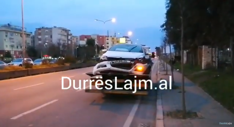 Shoferi humb kontrollin, automjeti përfundon i përplasur me trafikndarëset në hyrje të Durrësit (VIDEO)
