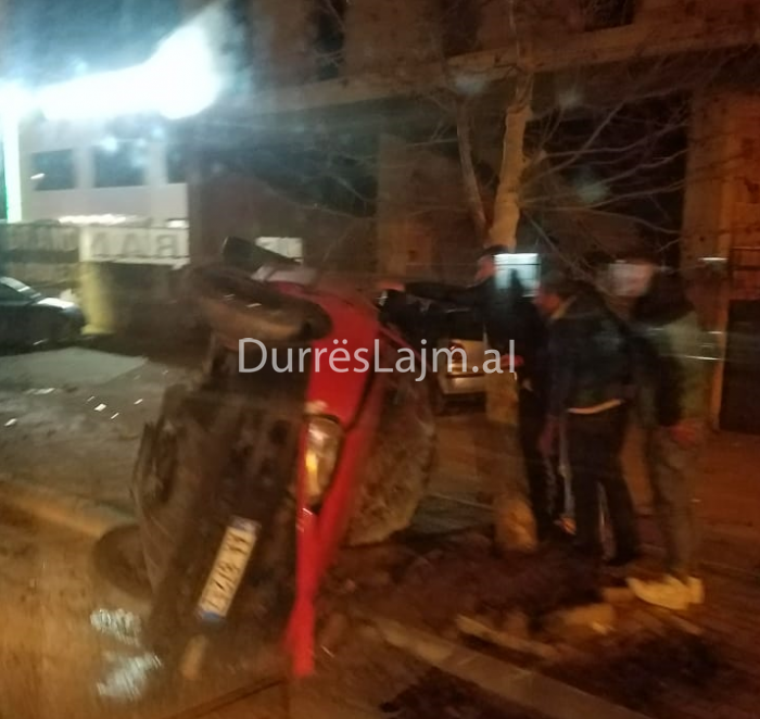 Tjetër aksident në Durrës, makina kthehet në një anë në mes të rrugës (FOTO)