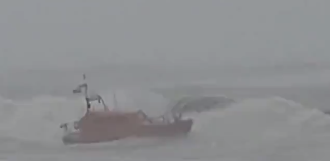 Si i shpëtoi mbytjes nga stuhia Ciara, anija që shkoi në ndihmë të serfistit (VIDEO)