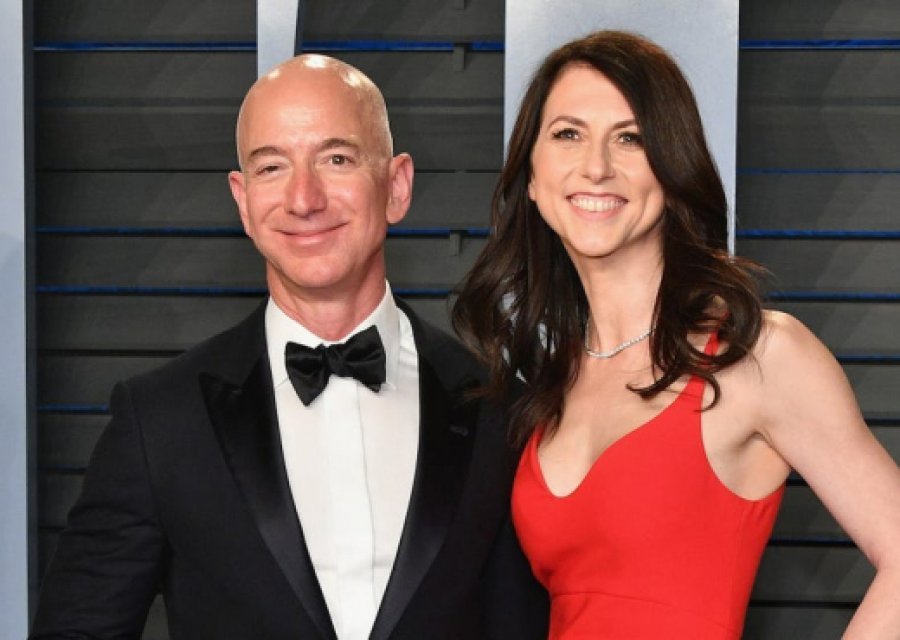 Njeriu më i pasur në botë, Jeff Bezos, paditet nga vëllai i të dashurës