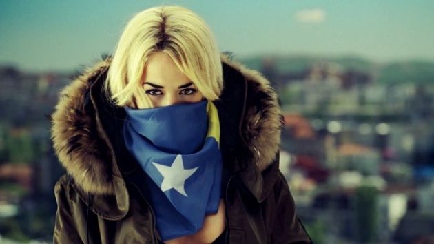 Rita Ora uron shqip 12-vjetorin e Pavarësisë së Kosovës (VIDEO)