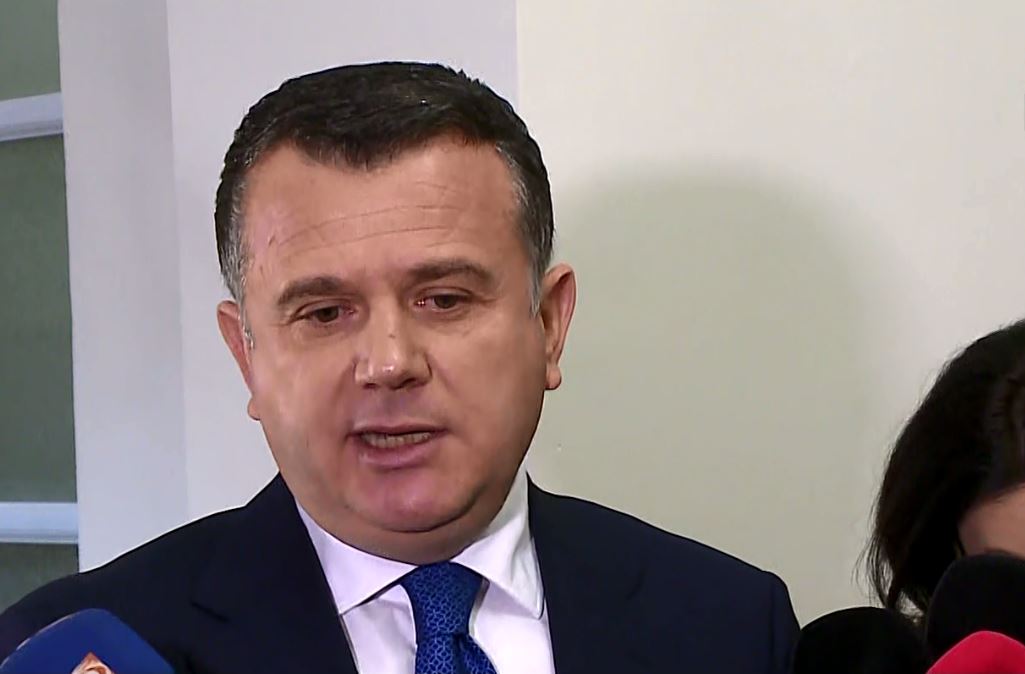 Balla i përgjigjet Metës: Histori idiotekse grushtesh e mosgrushtesh shteti