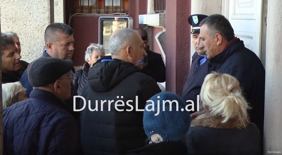 Durrës, pallati është anuar dhe ka ceduar por është klasifikuar DS2, banorët në protestë (VIDEO)