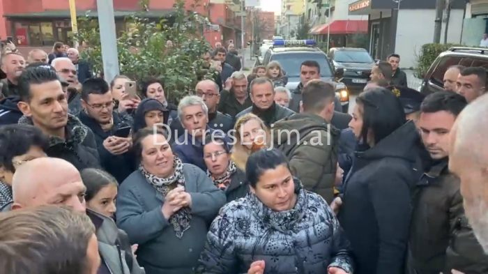 “Kush na jep garanci me fut fëmijët brenda?” Banorët e pallatit në Durrës “mbysin” me pyetje Ramën (VIDEO)