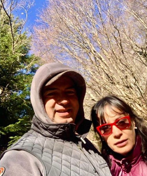 I veshur sportiv e me kapele, Basha shëtitje në natyrë me bashkëshorten