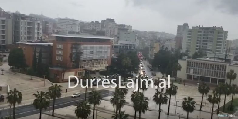 Stuhia e breshërit përfshin Durrësin (VIDEO)