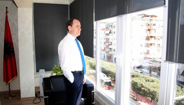 Ministria i hoqi licencën pasi u mbyll prej koronavirusit, Nishani: Shkolla mori masë logjike, rilindasit duan të mbjellin terror