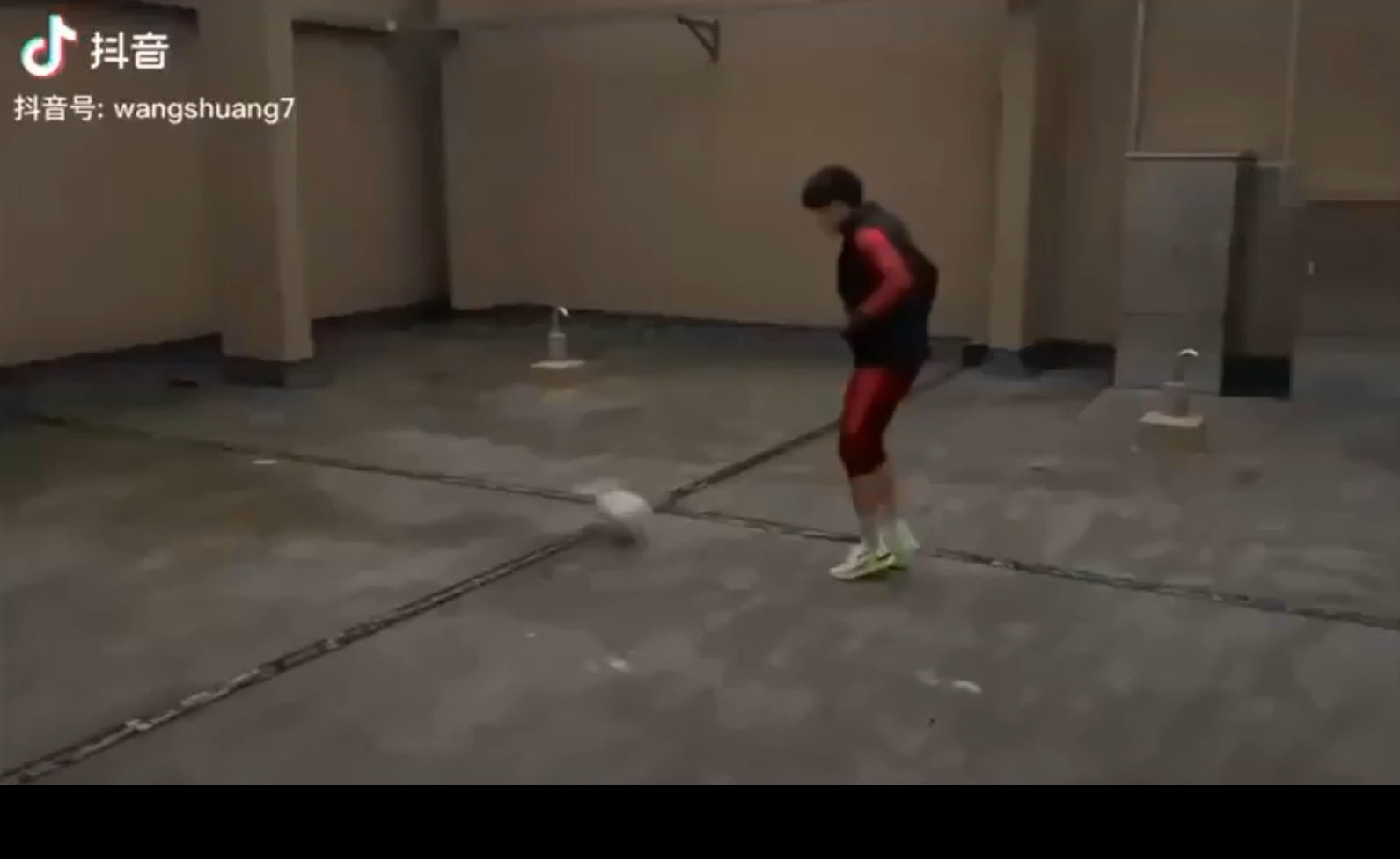 Koronavirusi e “burgos”, drama e yllit të Kinës që stërvitet mbi çatinë e pallatit