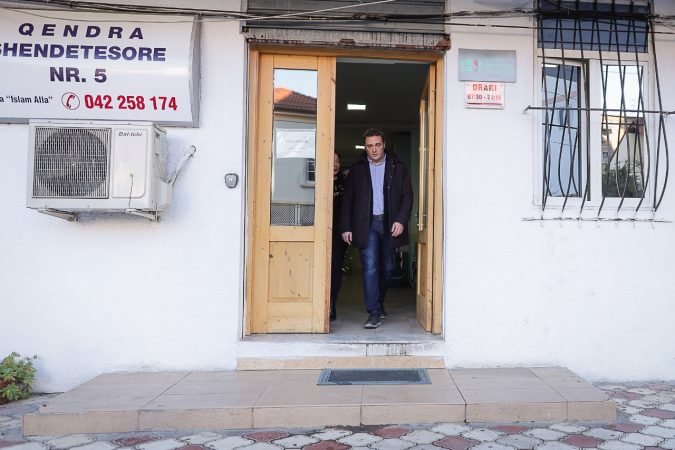 Koronavirusi, Bardh Spahia: Qeveria po bën propagandë, s’ka maska e veshje për mjekët, stafi shëndetësor s’është trajnuar