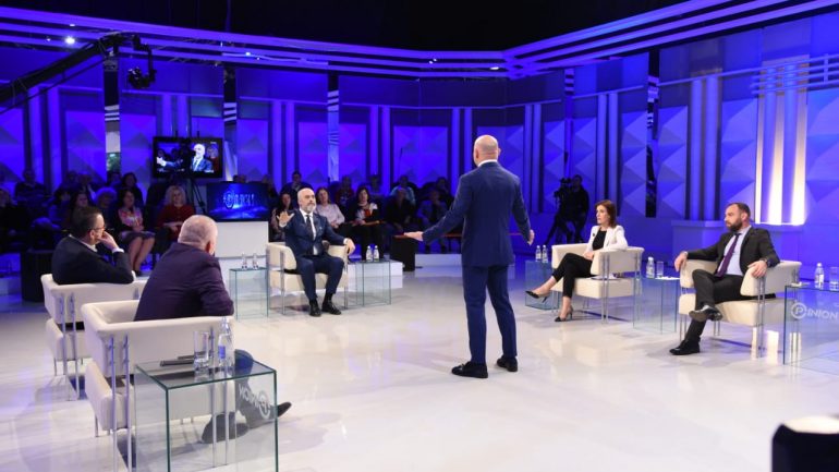 Ramën e lënë nervat, fyen gazetaren: Ku fiket kjo mo, paska problem me frenat! Lala: Shtati pyll dhe mendja fyell!