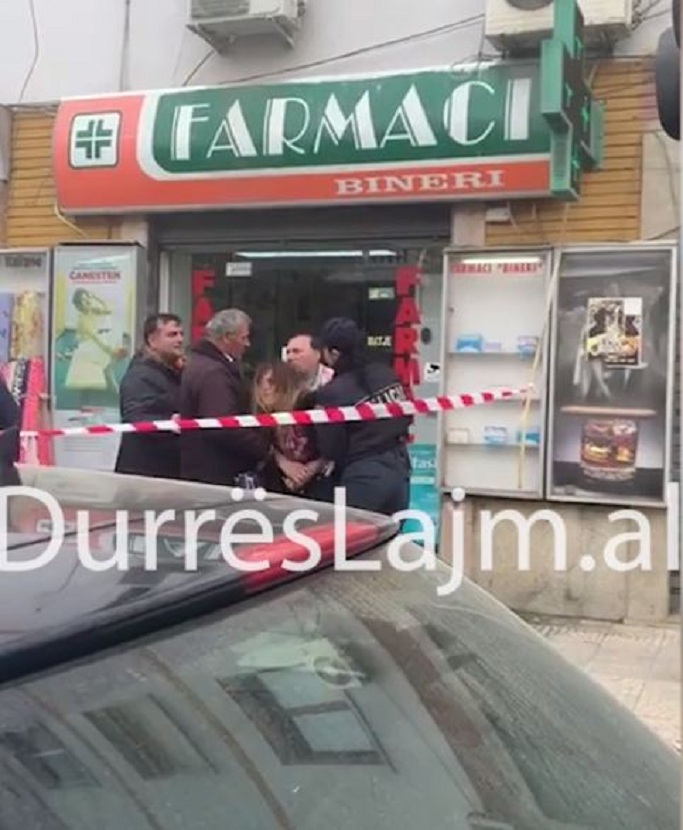 VIDEO/ Momenti rrëqethës kur vajza merr vesh vrasjen e së ëmës në Durrës