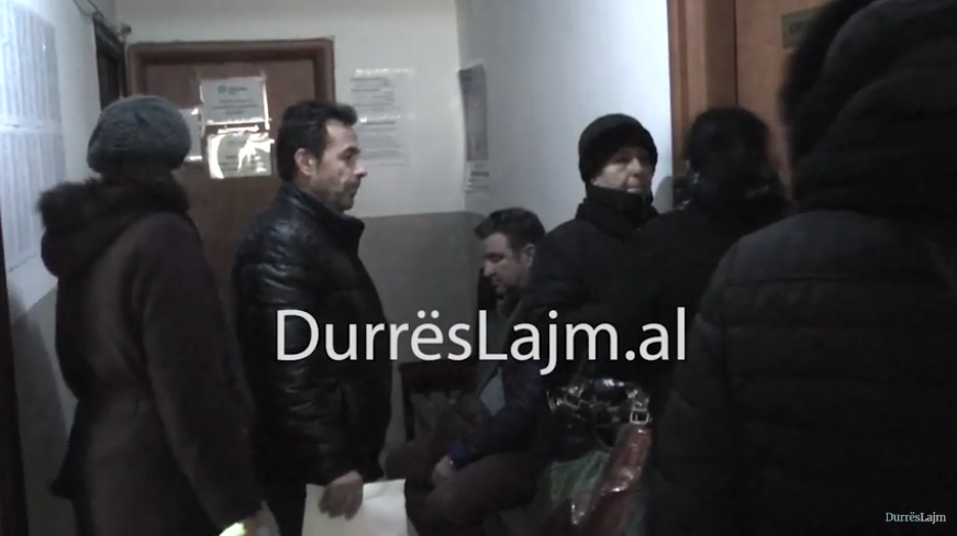 Në rradhë për të aplikuar online, qytetarët e Durrësit: Po na sorrollasin kot! (VIDEO)