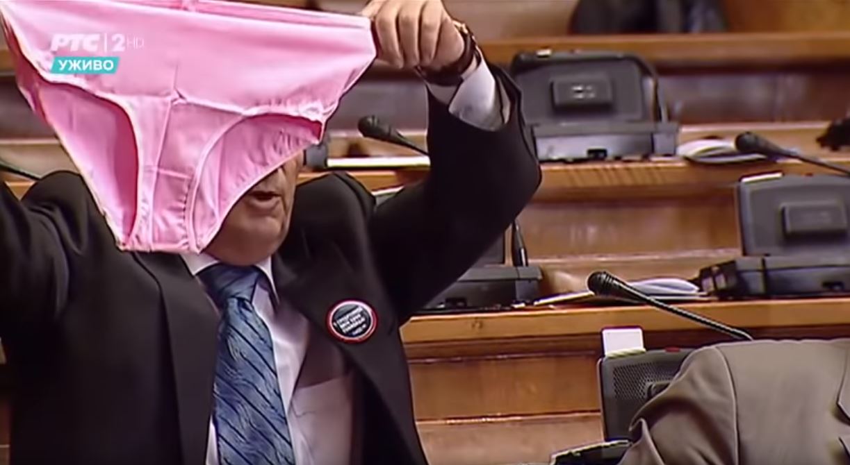 Deputeti serb nxjerr brekët në mes të Parlamentit, ia bën “dhuratë” ministres (VIDEO)