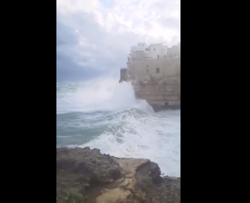 Dallgët gjigande përplasen fuqishëm në breg (VIDEO)