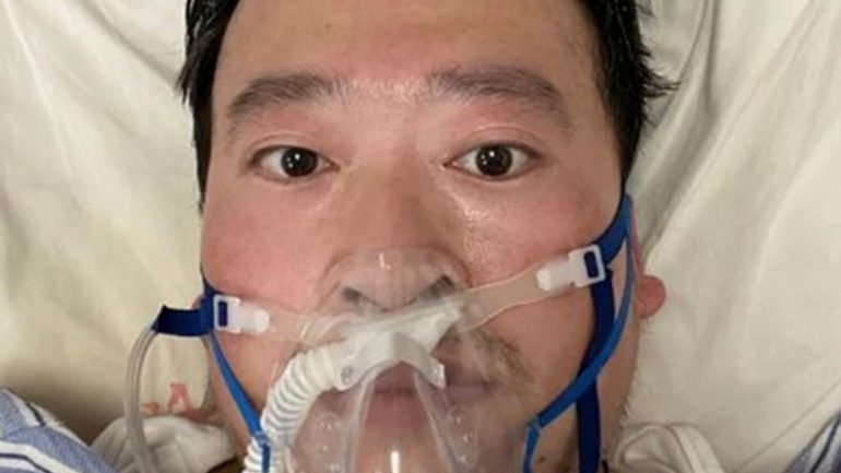 Vdekja e mjekut që paralajmëroi koronavirusin, mediat kineze “e ngjallin”