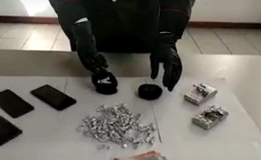 Policja shqiptare kapet me kokainë së bashku me mikun e saj (VIDEO)