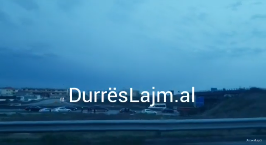 Aksident në Durrës, një person i shtrirë në autostradë, dyshohet se është goditur nga një automjet (VIDEO)