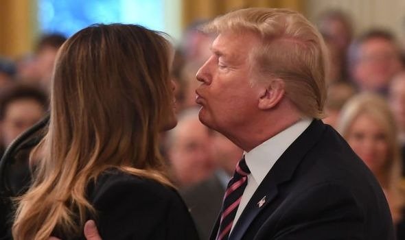 Melania refuzon të puthë Trump (FOTO)