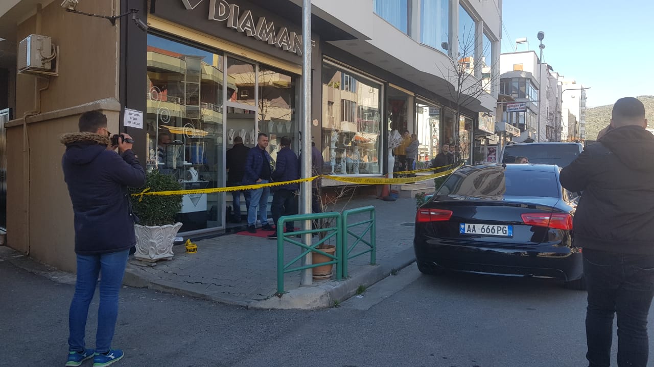 E kapin duke pirë kafe, arrestohet autori i grabitjes me plagosje në Durrës