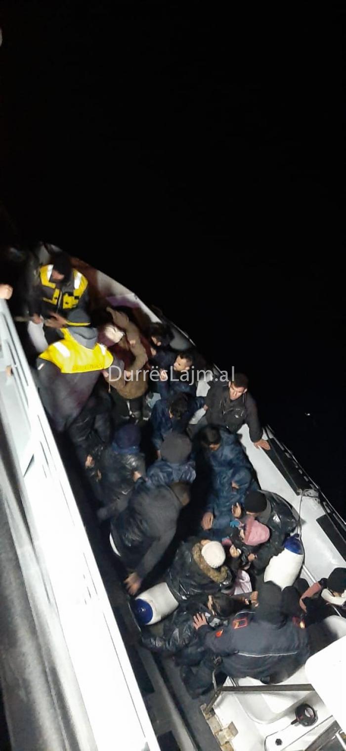 FOTO/ Emigrantët kurdë në portin e Durrësit pas shpëtimit në det të hapur