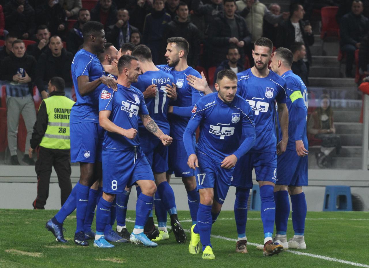 Europa, Kupa dhe titulli, Teuta kërkon një dhuratë për 100-vjetor