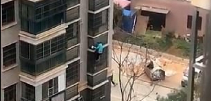 VIDEO/ Djali e kyçi në dhomë që ta mbronte nga koronavirusi, gruaja del nga dritarja