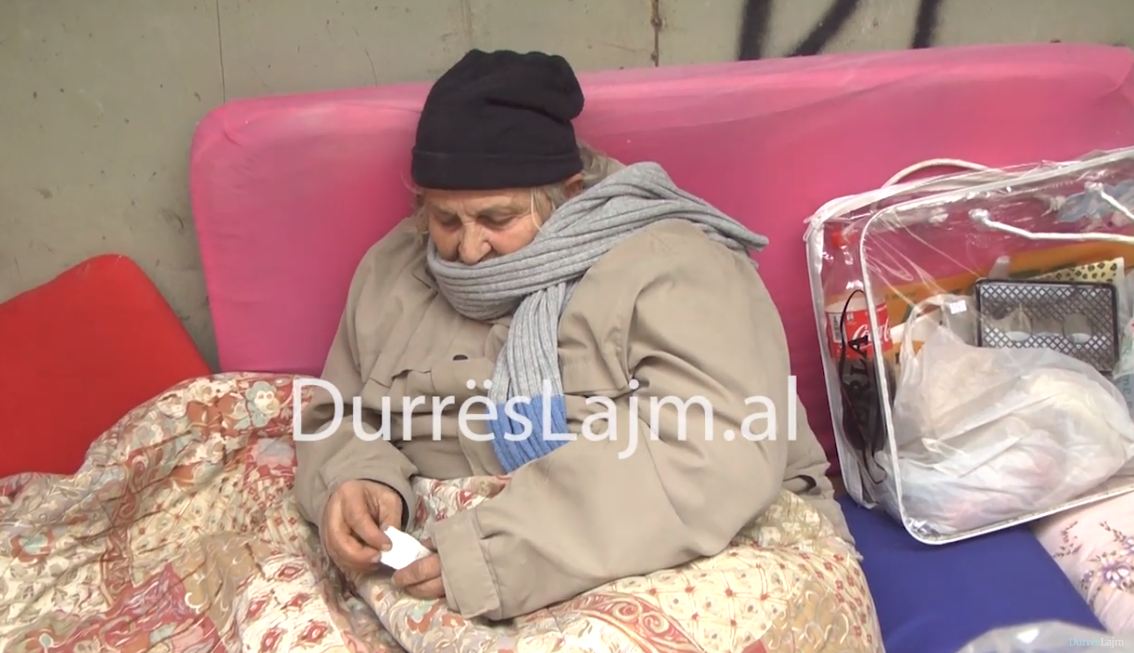 Përmbaruesit i morën dhomën, e moshuara në Durrës i kalon jashtë netët e ftohta (VIDEO)