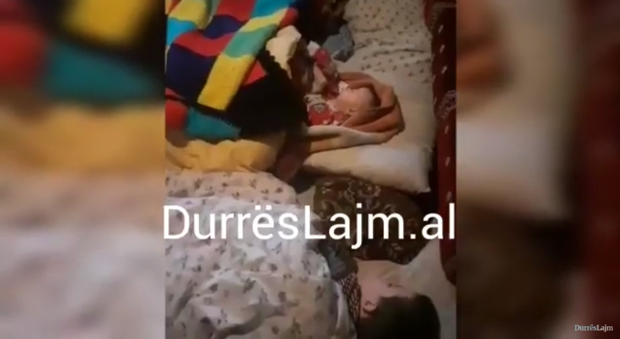 E dhimbshme/ Familja rrezikon jetën duke jetuar në shtëpinë e dëmtuar nga tërmeti, nuk kanë ku të fusin kokën (VIDEO)