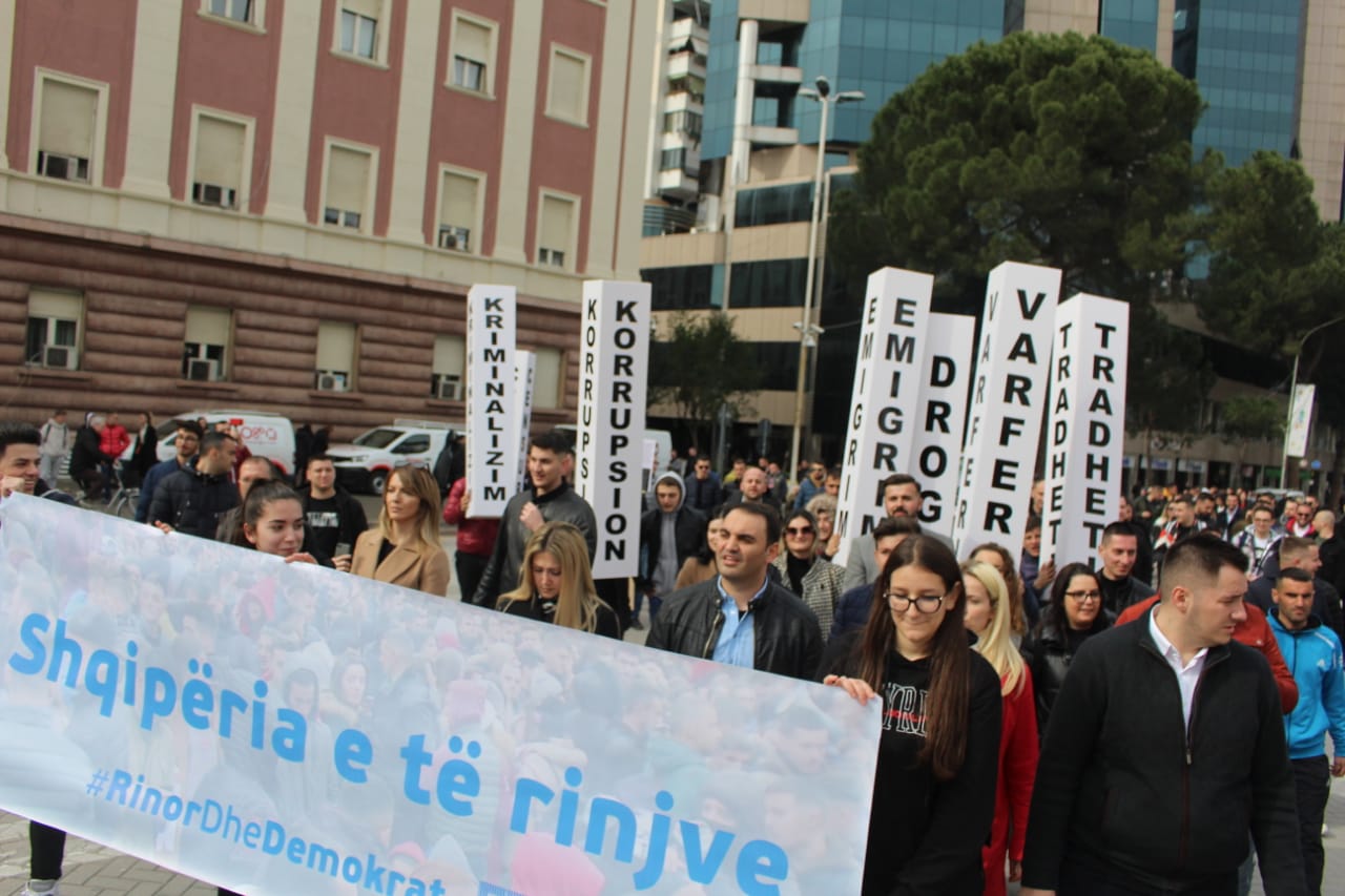 29 vjet nga rrëzimi i bustit të Enver Hoxhës, FRPD protestë para Kryeministrisë