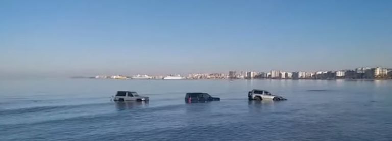 Futen për të nxjerrë varkën e peshkimit, tre fuoristrada ngecen në det