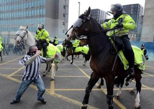 Goditi me grusht kuajt e policisë, tifozi i Celtic dënohet me 10 muaj burg