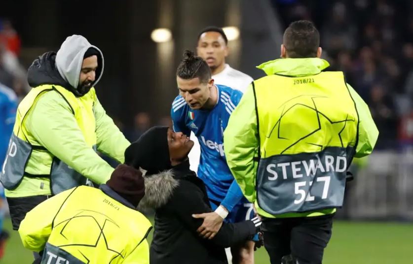 Hyri në fushë të takonte Ronaldon, siguria nxjerr jashtë fushe tifozin