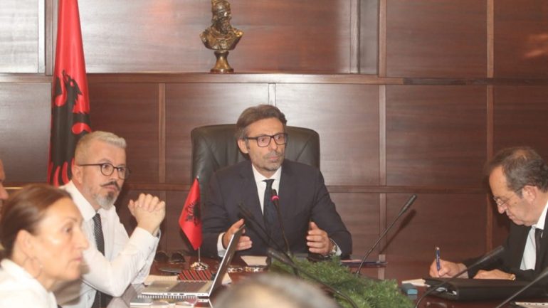 Kërkesa e pazakontë, anëtari i KLP-së: Ku janë kartolinat e mia të Vitit të Ri?!