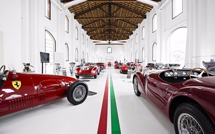 Koronavirusi alarmon edhe Ferrarin, “Kokëkuqja” i vendos drynin muzeut