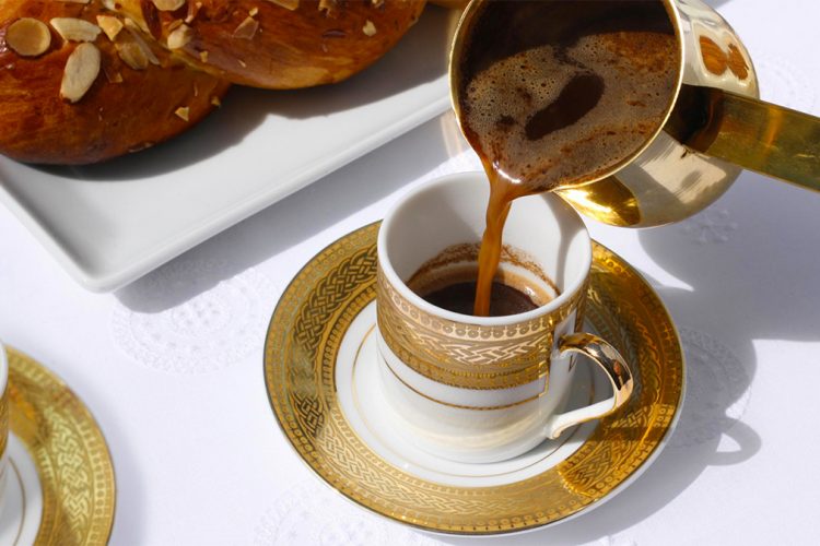 Zbuloni çfarë shkakton në organizëm kafeja turke, kush nuk duhet ta pijë