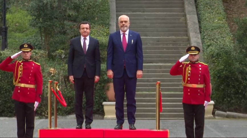 Kurti në Tiranë, pritet me ceremoni shtetërore nga Rama (VIDEO)